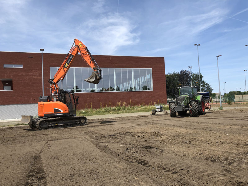 Aanleggen grasplein zwembad Oudenaarde Oost-Vlaanderen