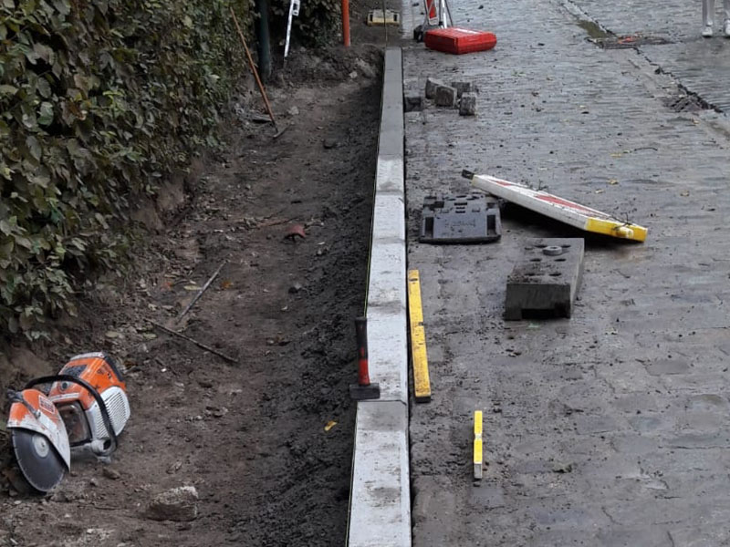 plaatsen van betonnen borduren te Ukkel Brussel